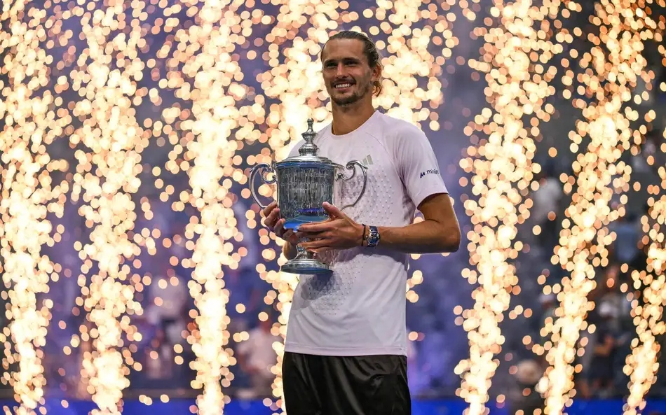 Alexander Zverev segurando a taça de campeão do US Open 2026 com chuva de faíscas